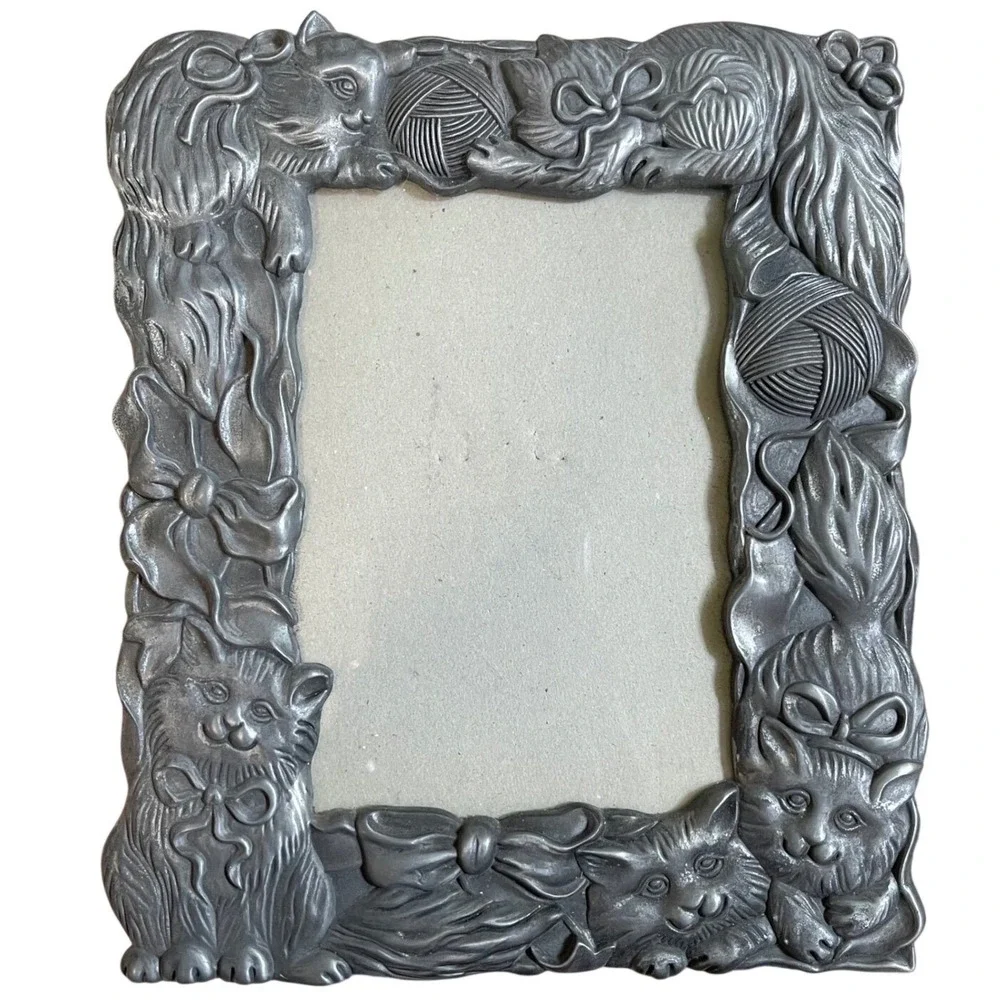 PICTURE PHOTO 3.5x5 FRAME cat kitten‎ silver metal Granny cottage Vtg yarn